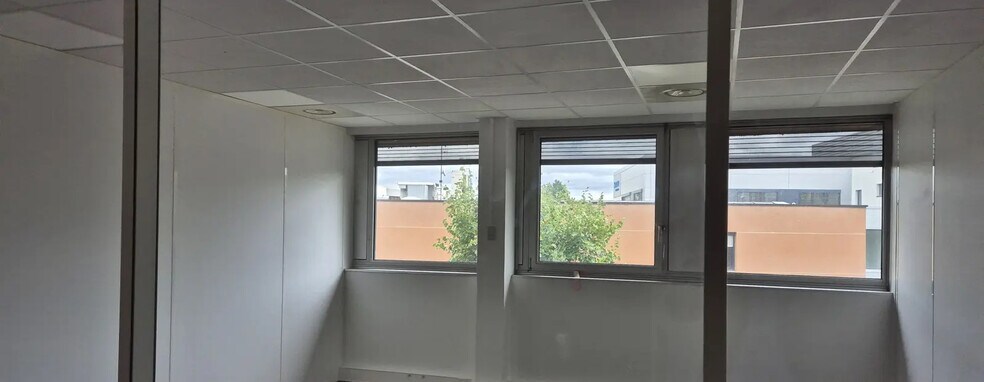 Bureau dans Bron à louer - Photo de l’immeuble – Image 2 sur 5