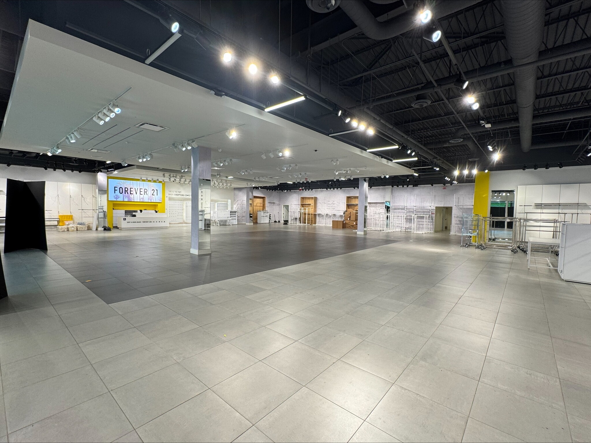 2000 N Neil St, Champaign, IL à louer Photo intérieure– Image 1 sur 2