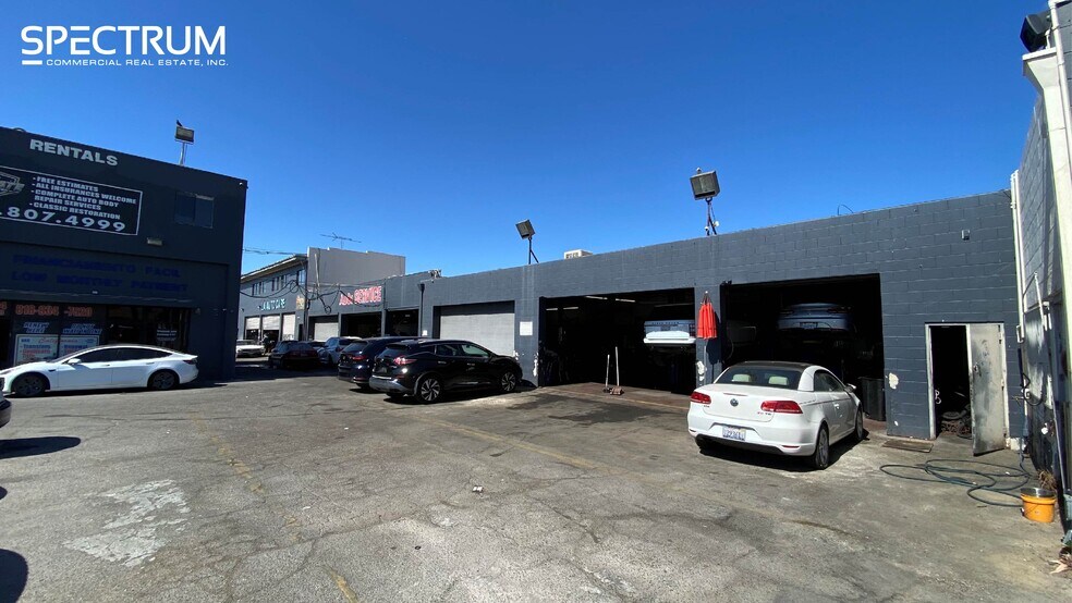 21024 Sherman Way, Canoga Park, CA à louer - Photo de l’immeuble – Image 2 sur 11