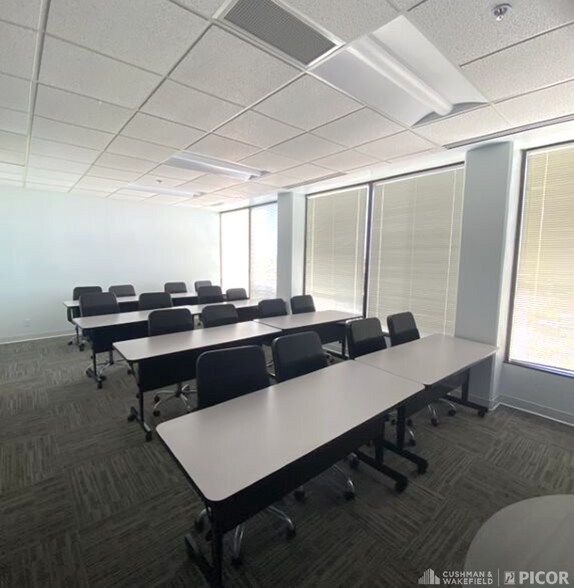 5151 E Broadway Blvd, Tucson, AZ à louer - Photo de l’immeuble – Image 3 sur 9