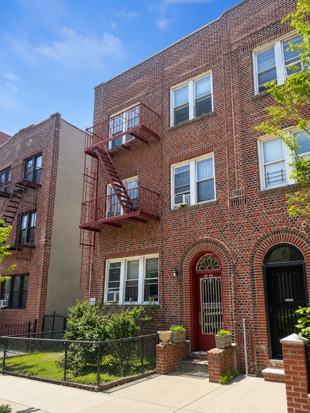47-44 44th St, Flushing, NY à vendre - Photo de l’immeuble – Image 2 sur 9