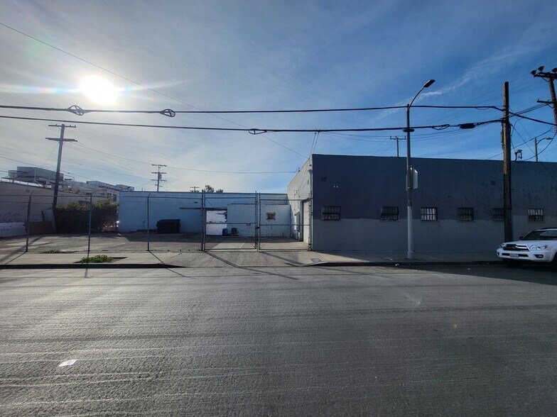 3700 S Main St, Los Angeles, CA à louer - Photo de l’immeuble – Image 1 sur 8