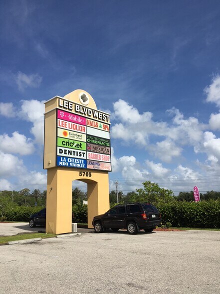 5705 Lee Blvd, Lehigh Acres, FL à louer - Photo de l’immeuble – Image 2 sur 6