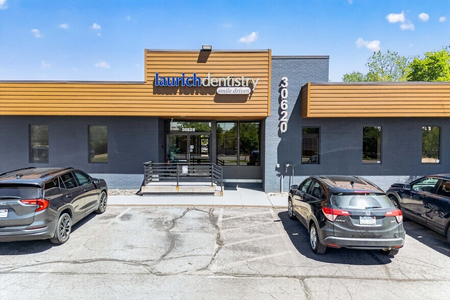 30620-30630 W Twelve Mile Rd, Farmington Hills, MI à louer - Photo de l’immeuble – Image 2 sur 5