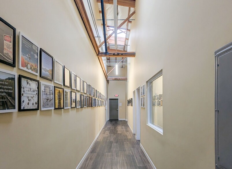 820 SE Washington St, Portland, OR à louer - Photo de l’immeuble – Image 3 sur 6