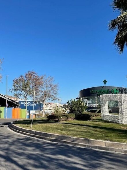 Local commercial dans Benalmádena, Málaga à louer - Photo de l’immeuble – Image 3 sur 30