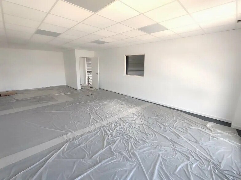 Local d’activités dans Bourgoin-Jallieu à louer - Photo de l’immeuble – Image 3 sur 13