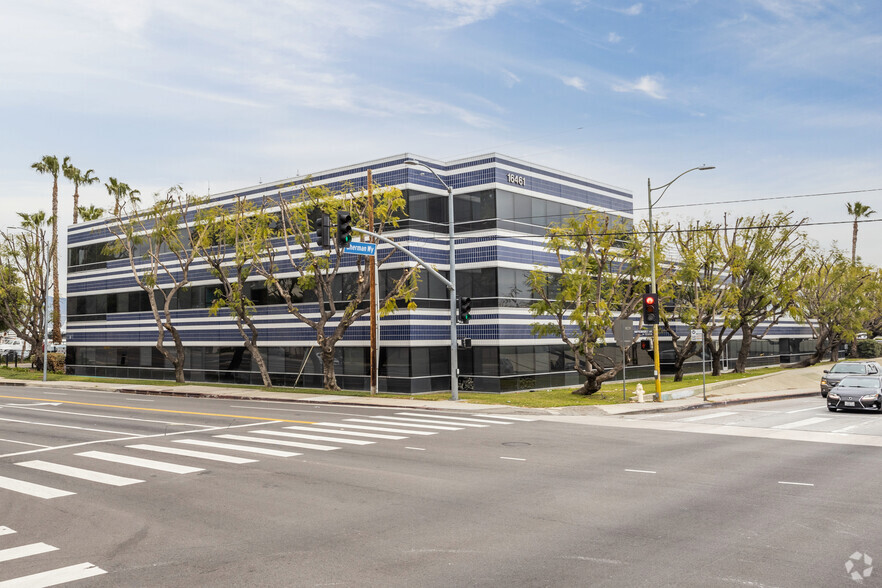 16461 Sherman Way, Van Nuys, CA à louer - Photo de l’immeuble – Image 1 sur 9