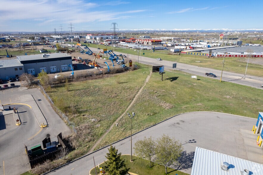 4605 25 St SE, Calgary, AB à louer - Photo de l’immeuble – Image 1 sur 4