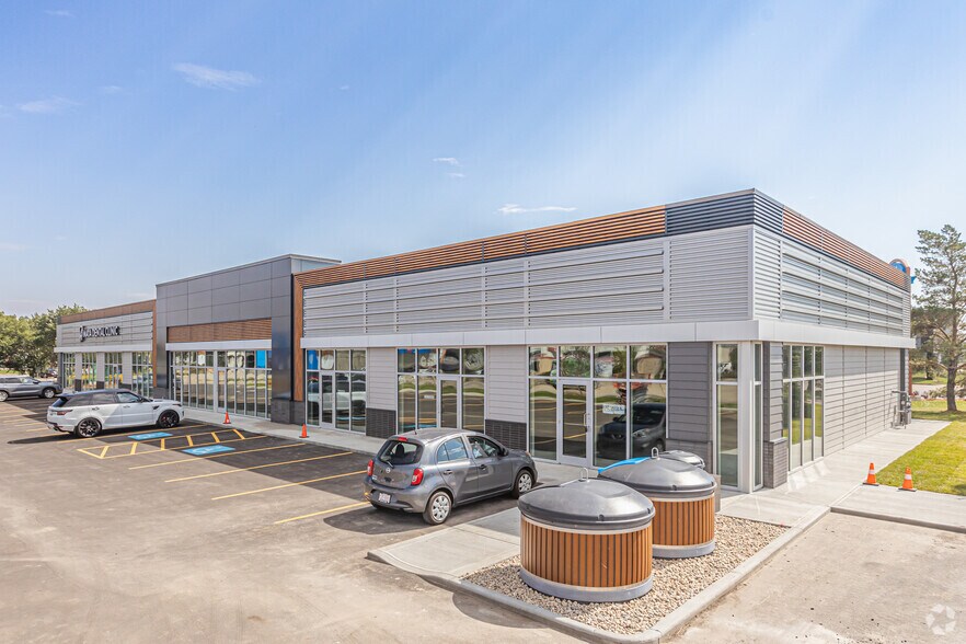 17539-17558 Stony Plain Rd NW, Edmonton, AB à louer - Photo de l’immeuble – Image 1 sur 1