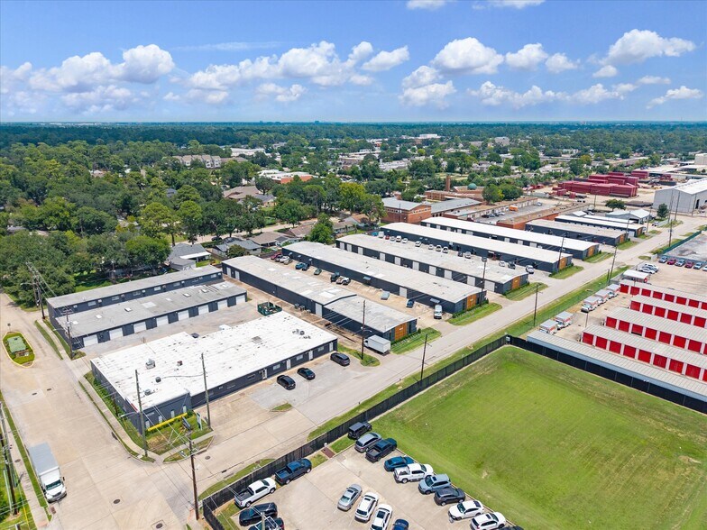 10226 Georgibelle Dr, Houston, TX à louer - Photo de l’immeuble – Image 2 sur 13