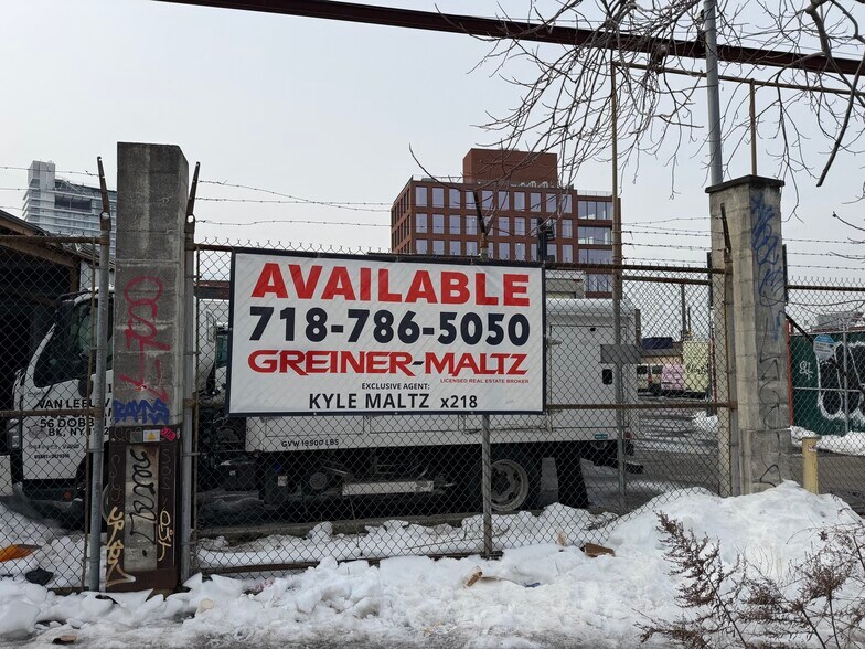 61 Dobbin St, Brooklyn, NY à louer - Photo de l’immeuble – Image 3 sur 3