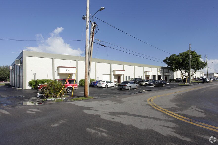4701-4755 NE 12th Ave, Oakland Park, FL à louer - Photo de l’immeuble – Image 1 sur 11