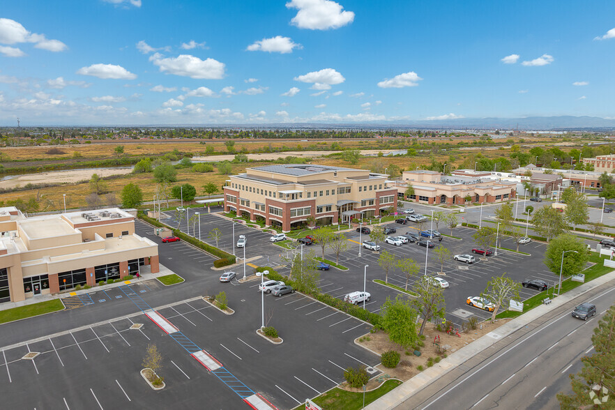 9700 Stockdale Hwy, Bakersfield, CA à louer - Photo de l’immeuble – Image 2 sur 7