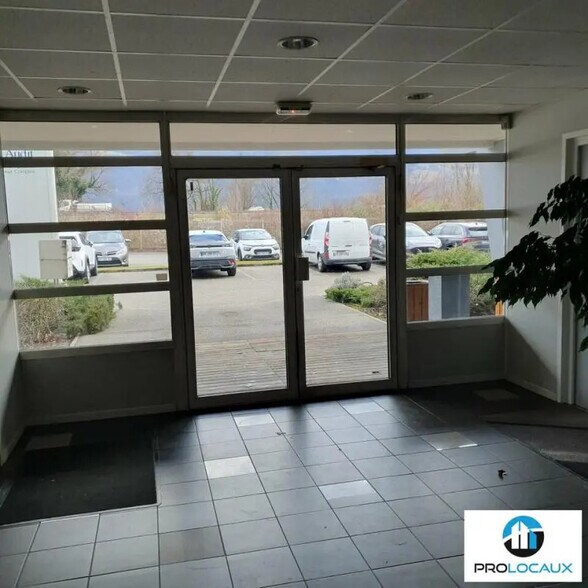 Bureau dans Montbonnot-Saint-Martin à louer - Hall d’entrée – Image 1 sur 9