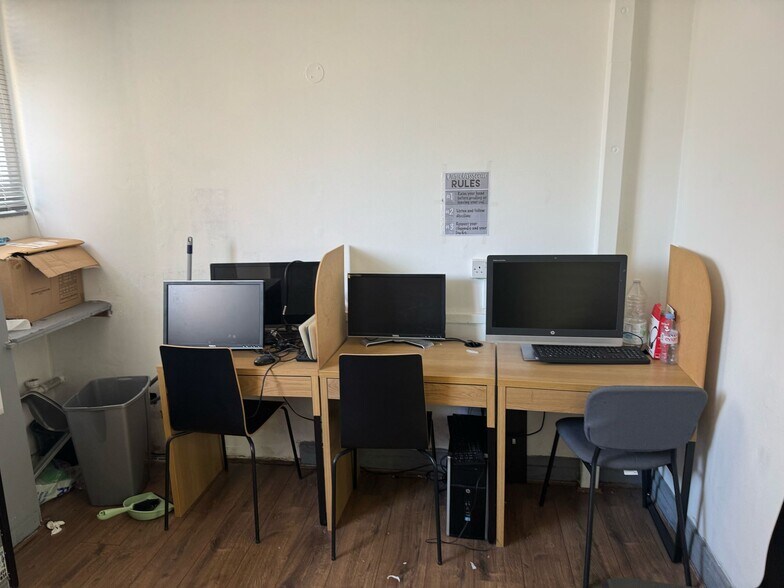 10-17 Woodford Av, Ilford à louer - Photo de l’immeuble – Image 2 sur 4