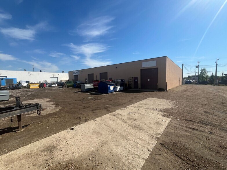 7520 49 St NW, Edmonton, AB à louer - Photo de l’immeuble – Image 2 sur 4