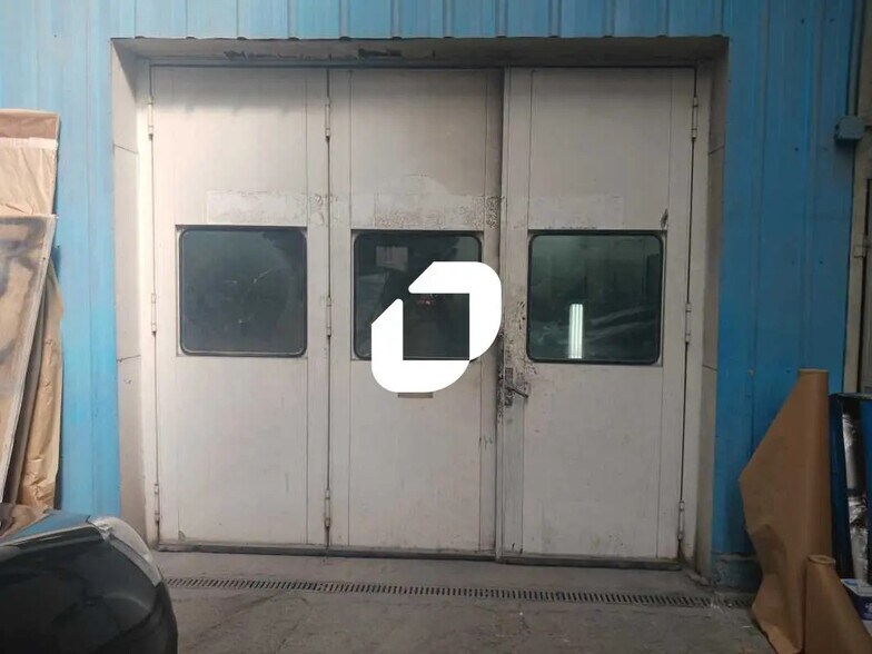 Local d'activités dans Ivry-sur-Seine à vendre - Photo de l’immeuble – Image 2 sur 12