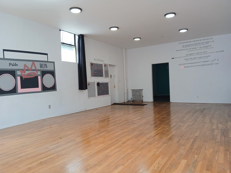 1067 Manhattan Ave, Brooklyn, NY à louer - Photo de l’immeuble – Image 1 sur 4
