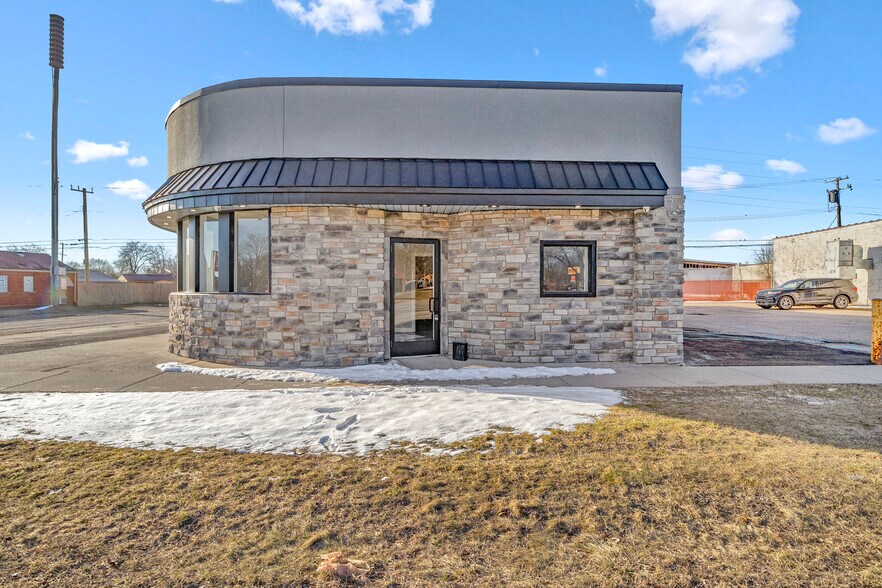 32413 Michigan Ave, Wayne, MI à louer - Photo principale – Image 1 sur 51