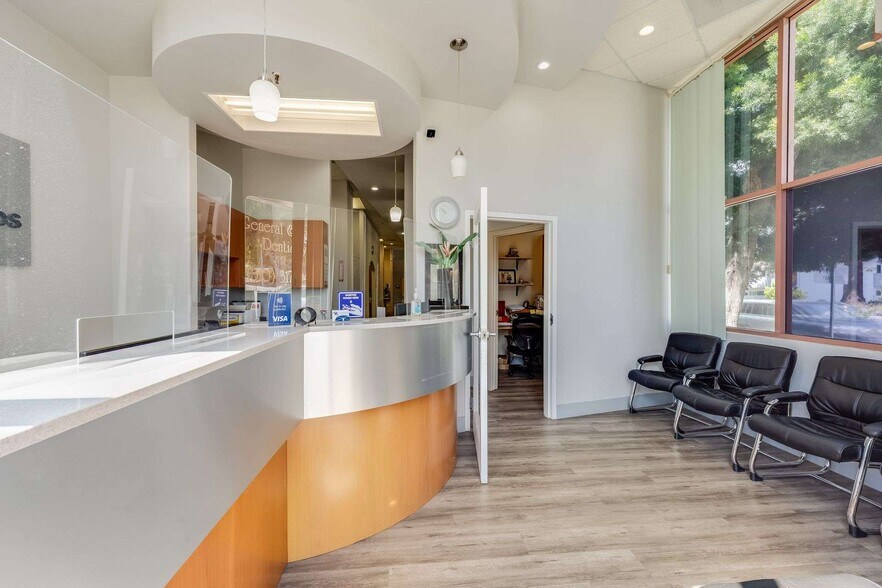 15401 Hesperian Blvd, San Leandro, CA à louer - Hall d’entrée – Image 3 sur 35