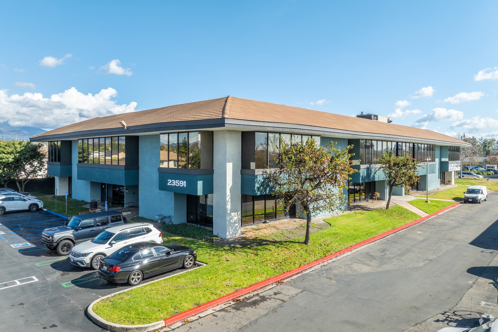 23591 El Toro Rd, Lake Forest, CA à louer Photo principale– Image 1 sur 37