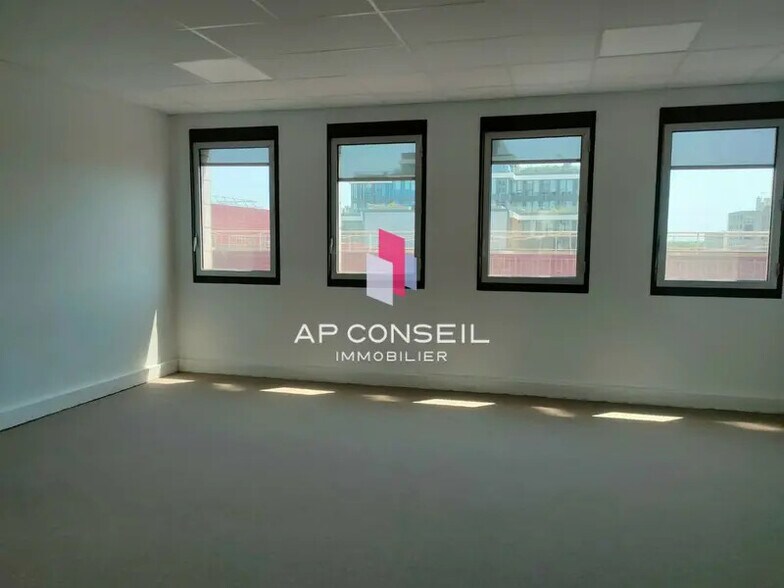 Bureau dans Montigny-le-Bretonneux à vendre - Photo intérieure – Image 3 sur 10