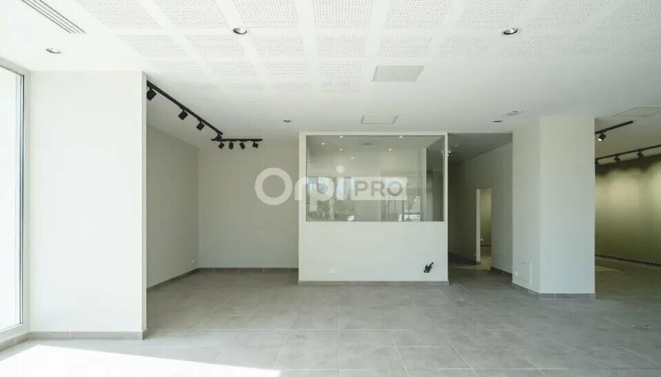 Local d'activités dans Pau à vendre - Photo de l’immeuble – Image 3 sur 9