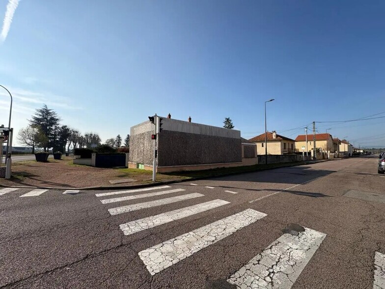 Local commercial dans Le Coteau à vendre - Photo de l’immeuble – Image 1 sur 2