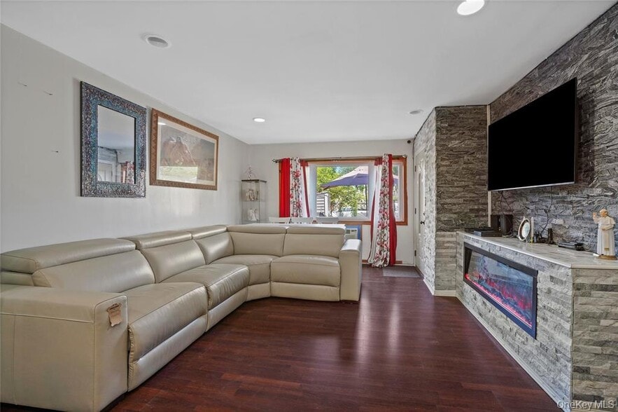 6536 Metropolitan Ave, Middle Village, NY à vendre - Photo de l’immeuble – Image 3 sur 22