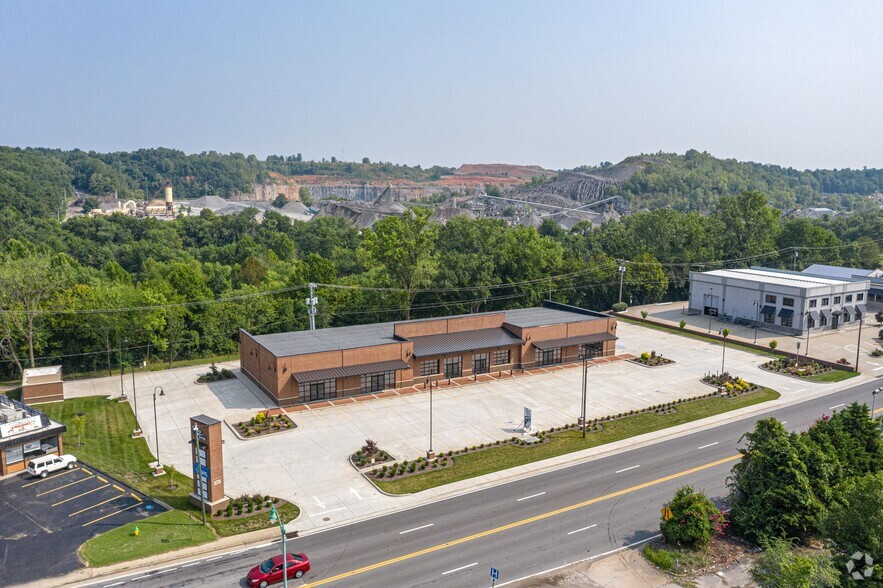 882 Kraft St, Clarksville, TN à louer - Photo de l’immeuble – Image 3 sur 5