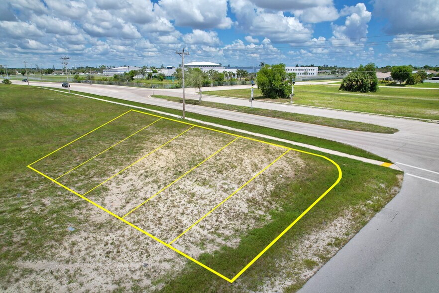 1808 Skyline Blvd, Cape Coral, FL à vendre - Photo de l’immeuble – Image 3 sur 7