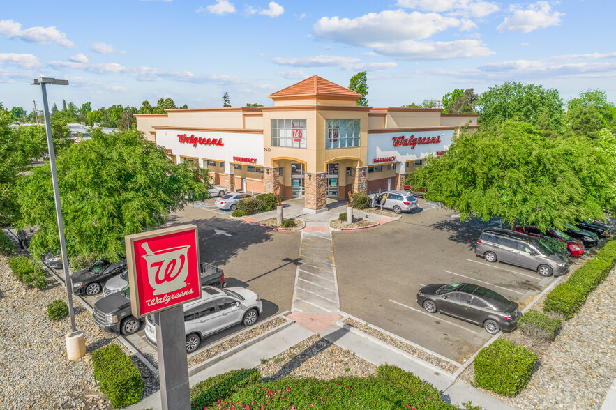 2420 N Blackstone Ave, Fresno, CA à louer - Photo de l’immeuble – Image 3 sur 5