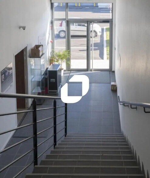 Local d’activités dans Wattrelos à louer - Photo de l’immeuble – Image 3 sur 4