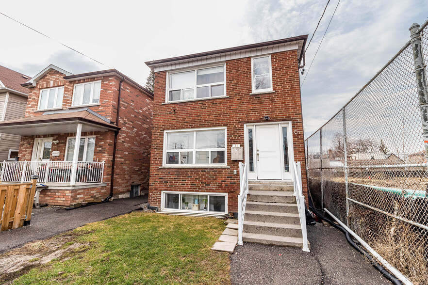 11 Dennis Av, Toronto, ON à vendre - Photo principale – Image 1 sur 6