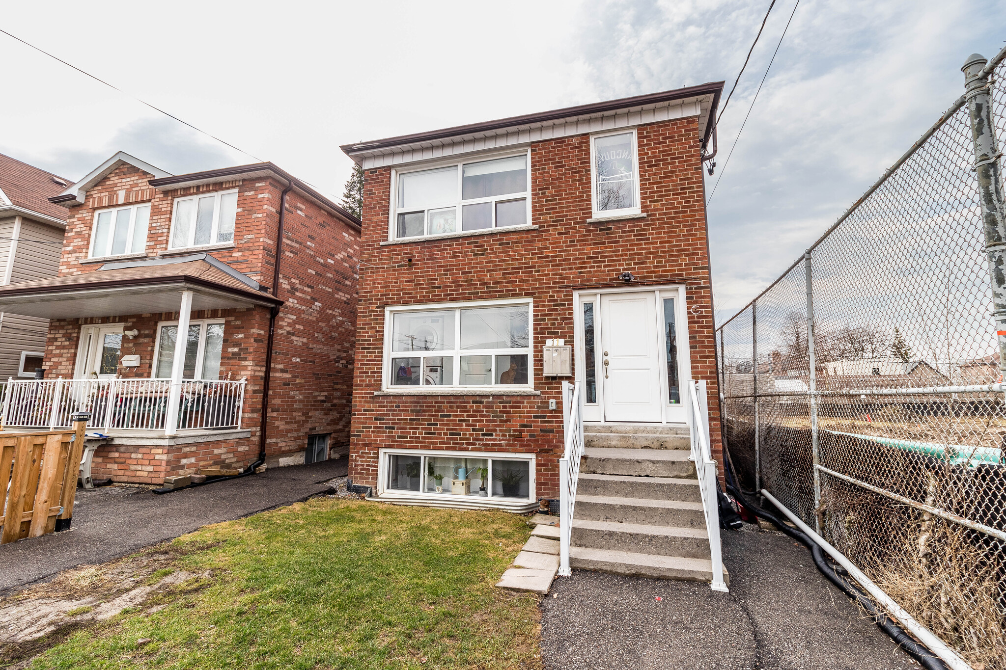 11 Dennis Av, Toronto, ON à vendre Photo principale– Image 1 sur 7
