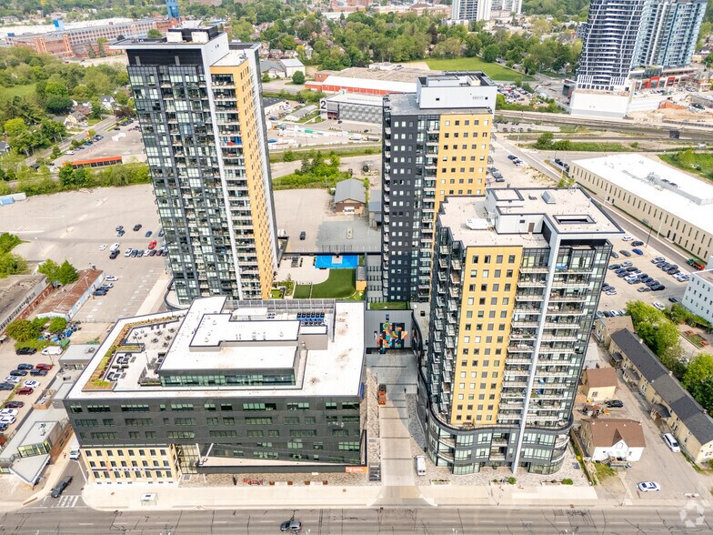 108 Garment St, Kitchener, ON à vendre - Aérien – Image 3 sur 3