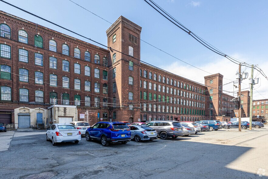 107 Trumbull St, Elizabeth, NJ à louer - Photo de l’immeuble – Image 3 sur 6