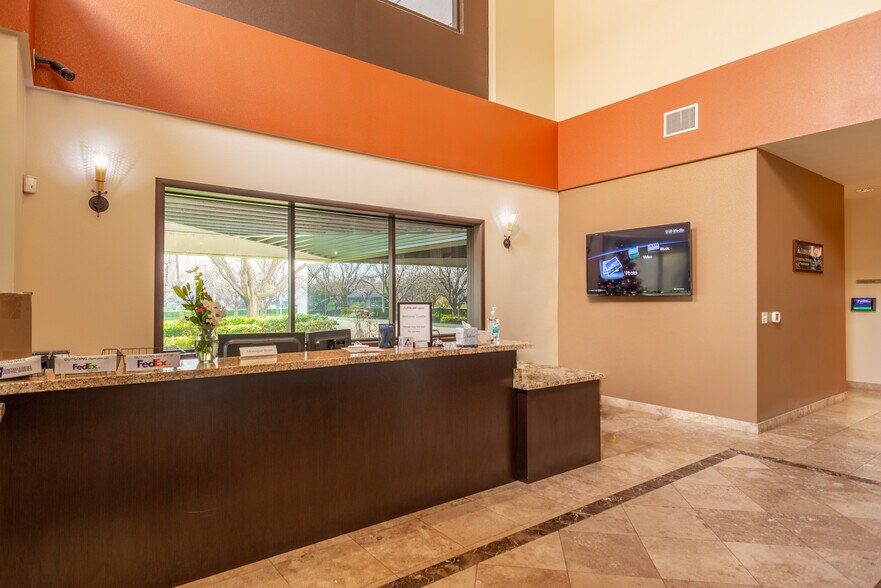955 Grier Dr, Las Vegas, NV à louer - Photo de l’immeuble – Image 2 sur 5
