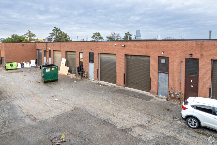 112 Basaltic Rd, Concord, ON à louer - Photo de l’immeuble – Image 2 sur 2