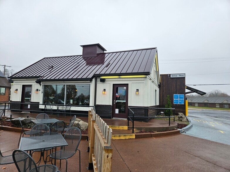 2519 N 1st Ave, Evansville, IN à louer - Photo de l’immeuble – Image 3 sur 17