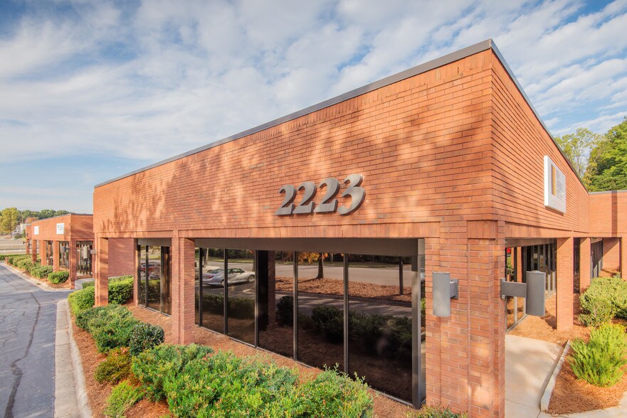 2211 Executive St, Charlotte, NC à louer - Photo de l’immeuble – Image 3 sur 7