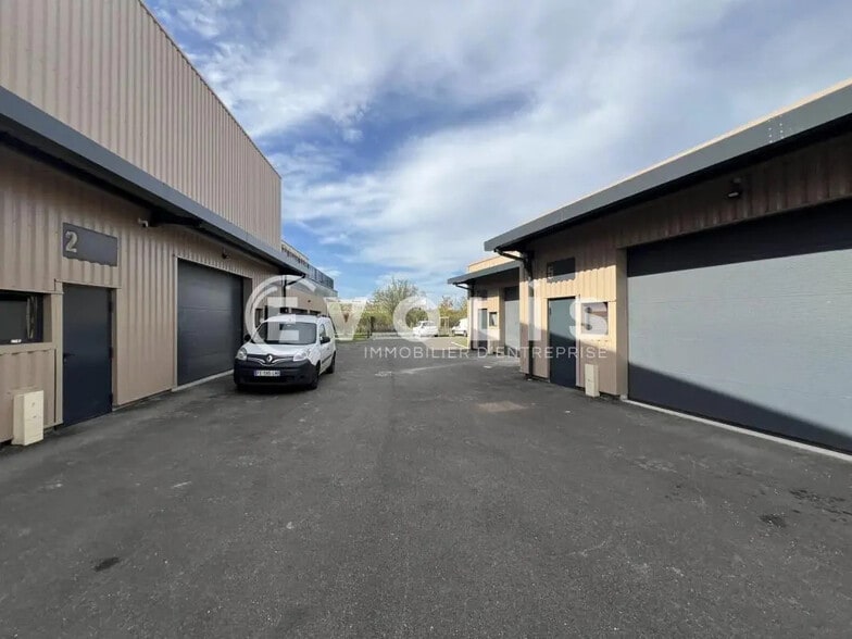 Local d’activités dans Saint-Priest à louer - Photo de l’immeuble – Image 2 sur 6