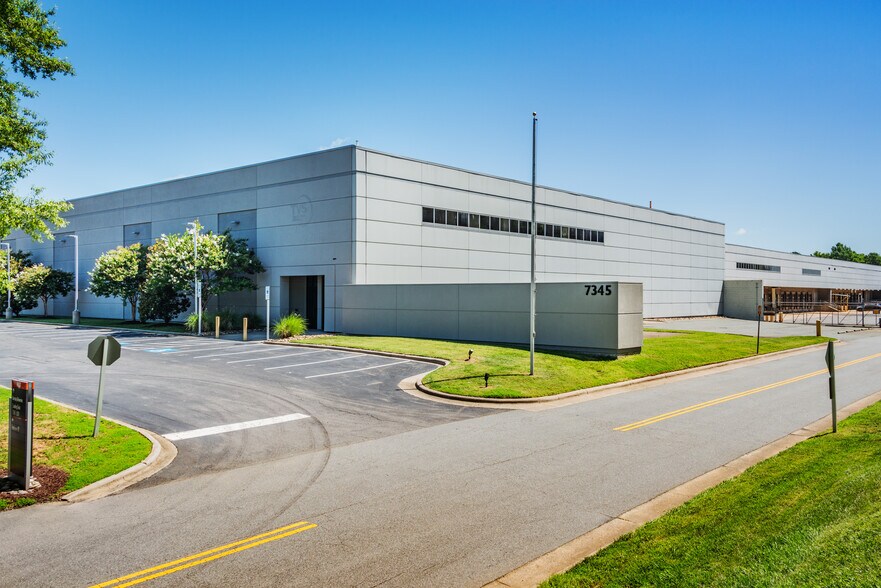 7345 IBM Dr, Charlotte, NC à louer - Photo de l’immeuble – Image 1 sur 7