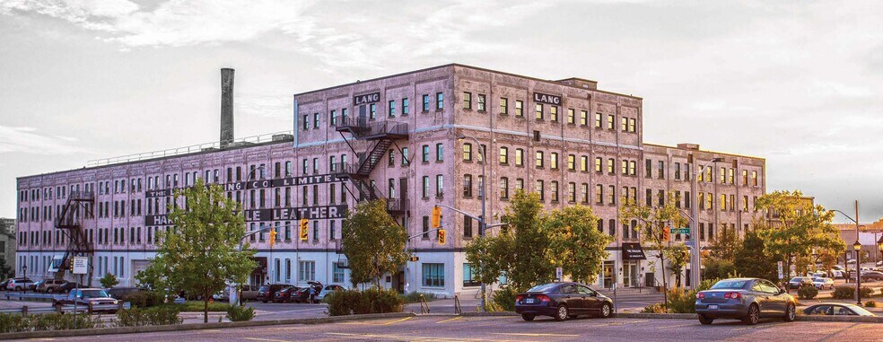 121-151 Charles St W, Kitchener, ON à louer - Photo de l’immeuble – Image 1 sur 13