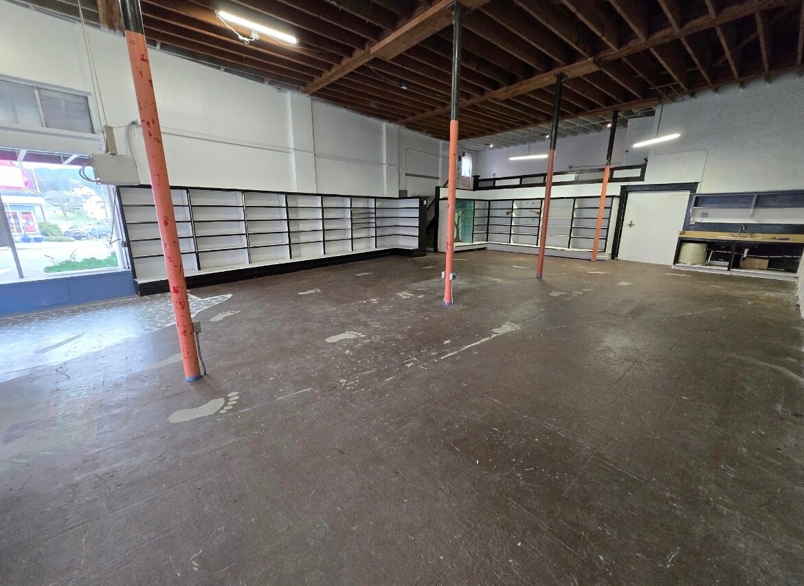 57 N Adams St, Coquille, OR à louer Photo principale– Image 1 sur 19