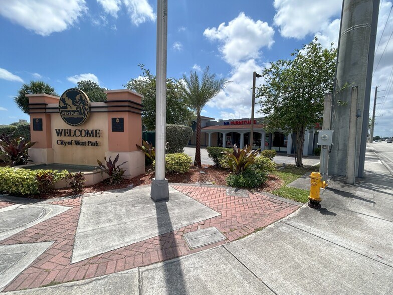 5906-5972 Pembroke Rd, Hollywood, FL à louer - Photo de l’immeuble – Image 3 sur 5