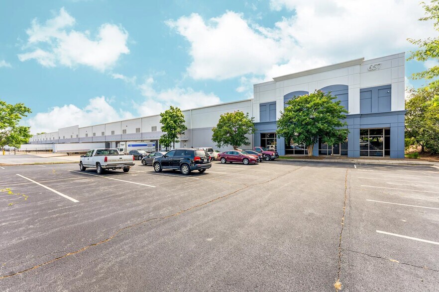 657 Brigham Rd, Greensboro, NC à louer - Photo de l’immeuble – Image 2 sur 10