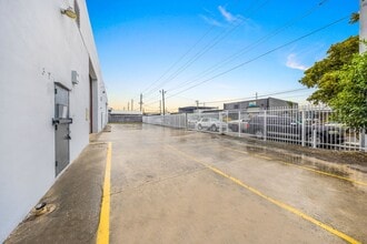 3061 NW 24th St, Miami, FL à louer Photo de l’immeuble– Image 2 sur 18