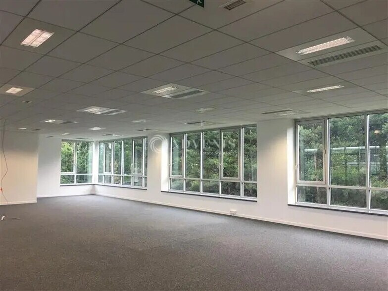 Bureau dans Voisins-le-Bretonneux à louer - Photo intérieure – Image 2 sur 3